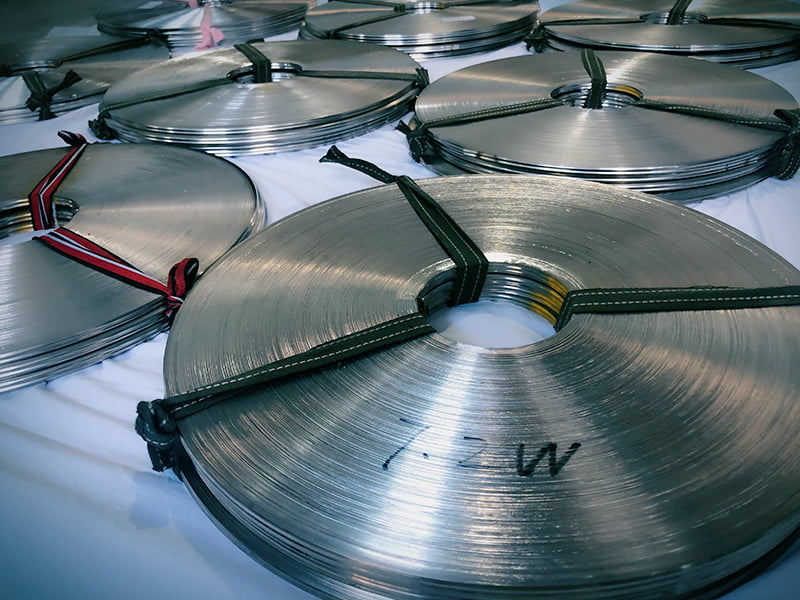 Tiras de metal duráveis: fabricadas com precisão para resistência e versatilidade industrial