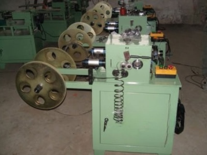 Máquina formadora automática de tiras de bainha