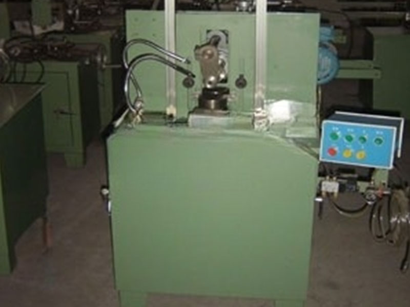 Máquina fresadora de anel exterior de tapete de enrolamento automatizada